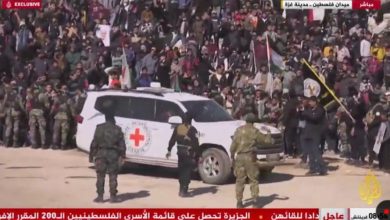 Photo of متابعة: بالزي العسكري… القسام تسلّم الأسيرات الإسرائيليات الأربع للصليب الأحمر