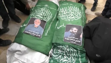 Photo of بحضور عناصر القسّام… حماس تشيع اثنين من أبرز قادتها بغزة