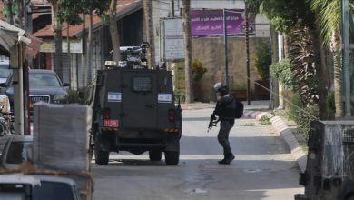 Photo of الشرطة الإسرائيلية تقتحم منازل أسرى فلسطينيين بالقدس لمنع مظاهر فرح مرتقبة