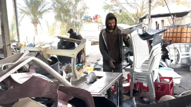 Photo of شاهد.. غزّيون يعيدون تدوير البلاستيك من مخلفات الحرب