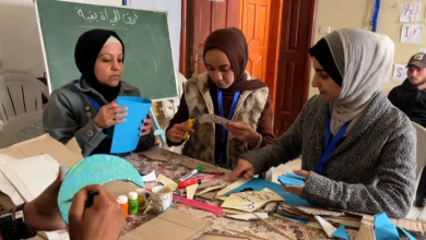 Photo of متطوعون فلسطينيون يحولون صناديق المساعدات إلى فوانيس رمضان