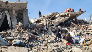 Photo of دبلوماسي بريطاني مستقيل يكشف عن “صفقات الموت” والتواطؤ في جرائم الحرب بغزة