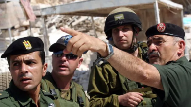 Photo of جنود الاحتلال يعتدون على مدير مركز شرطة فلسطيني.. وفرار رجال الأمن (شاهد)