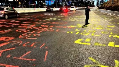 Photo of متظاهرون إسرائيليون يغلقون طريقًا سريعًا للمطالبة باستكمال صفقة الأسرى