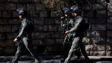 Photo of الاحتلال يقتحم منازل ويهدد عائلات الأسرى الفلسطينيين المتوقع الإفراج عنهم