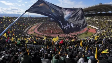 Photo of الآلاف يتوافدون لتشييع نصر الله وصفي الدين وغارات إسرائيلية على جنوب لبنان