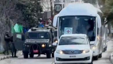 Photo of الدفعة الرابعة من الصفقة: 32 أسيرًا فلسطينيًا يتنسمون الحرية