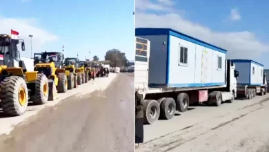 Photo of مشاهد تظهر بيوت متنقلة ومعدات ثقيلة في طريقها إلى غزة