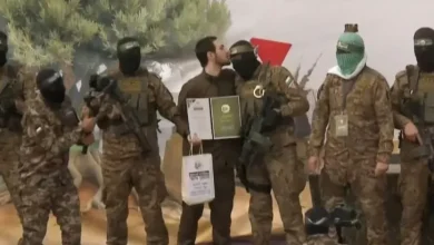 Photo of جندي إسرائيلي يقبل رأس عناصر من القسّام في مشهد لافت وغير مسبوق