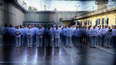 Photo of ” لا ننسى ولا نغفر”.. حماس تدين وضع إسرائيل شعارات عنصرية على ملابس أسرى محررين