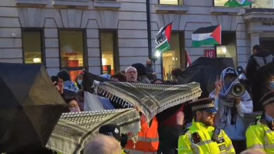 Photo of تظاهرات متبادلة وتحريض واسع ضد كتاب يتحدث عن حماس في جامعة بريطانية