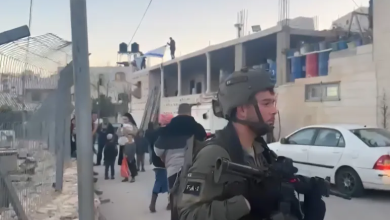 Photo of مستوطنون يستولون على منزل فلسطيني بالخليل (شاهد)