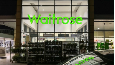 Photo of “صُنع في أرض محتلة”.. نشطاء يداهمون متجرا بريطانيا ويزيلون المنتجات الإسرائيلية