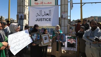 Photo of عائلات معتقلين في عهد الأسد تتظاهر في درعا السورية بحثًا عن ذويها