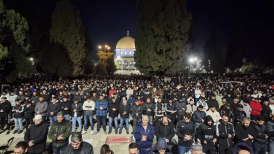 Photo of رغم القيود الإسرائيلية المشدة.. آلاف الفلسطينيين يتوافدون لصلاة الجمعة بالأقصى