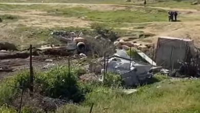 Photo of السلطات الإسرائيلية تهدم مبنى في رهط