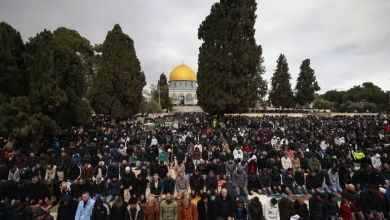 Photo of رغم سوء الطقس وقيود الاحتلال.. 80 ألف فلسطيني يؤدون صلاة الجمعة بالأقصى
