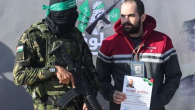 Photo of أسرى إسرائيليون مفرج عنهم يطالبون نتنياهو بتنفيذ اتفاق غزة “بالكامل”