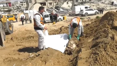 Photo of سكان غزة يخرجون جثث شهدائهم من ساحة مستشفى الشفاء