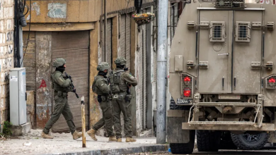 Photo of اقتحامات بالضفة والاحتلال يجبر مزيدا من الفلسطينيين على إخلاء منازلهم