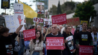 Photo of أهالي الأسرى يتظاهرون أمام منزل ديرمر و”عرائض العصيان” تصل الموساد