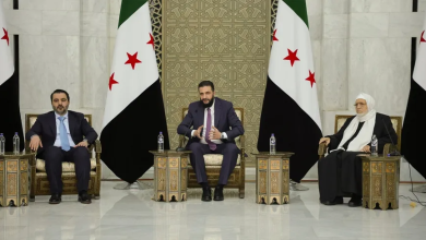 Photo of الشرع ينحني ويقبل يد والده في قصر الشعب بدمشق.. وتفاعل واسع (شاهد)