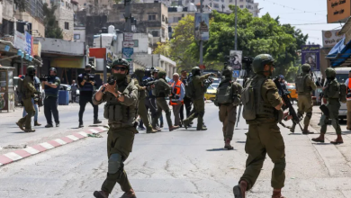 Photo of الاحتلال يقتحم مناطق بالخليل ونابلس ويبني سياجا شمال رام الله