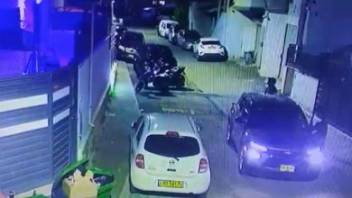 Photo of عنصر ملثم من الشرطة يلقي قنبلة على منزل عائلة في الناصرة