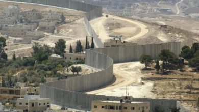 Photo of الاحتلال يُجبر عائلة على إخلاء منازلها قرب جدار الفصل بالضفة