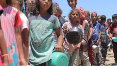 Photo of الحصار يطحن غزة.. أطفالها جوعى ومرضاها في عداد الموتى