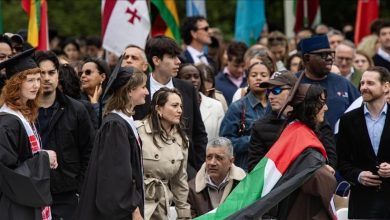 Photo of طلاب من جامعة براون الأمريكية يرفعون الأعلام الفلسطينية بحفل التخرج
