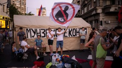 Photo of آلاف المتظاهرين في صربيا يغلقون الطرق الرئيسية في بلغراد