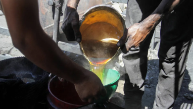 Photo of غزة.. شباب فلسطينيون ينتجون الوقود بصهر مواد بلاستيكية (شاهد)