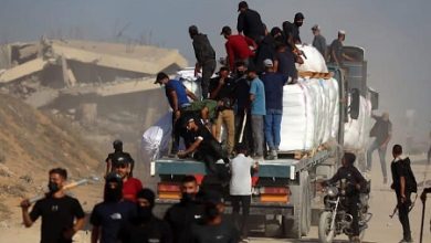Photo of في مناطق سيطرة الاحتلال: مسلحون يهاجمون قافلة مساعدات في غزة ويستولون على 70 شاحنة جنوب القطاع