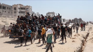 Photo of كمية شحيحة وتوزيع مهين.. وقائع بغزة تفضح عبث إسرائيل بملف المساعدات
