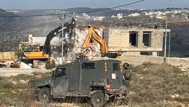 Photo of سلطات الاحتلال تهدم منزلين وغرفًا زراعية في وادي رحال