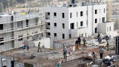 Photo of مستوطنون يقيمون بؤرة استيطانية جديدة فوق “جبل الجمجمة” شمال الخليل