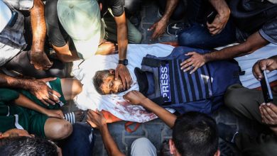 Photo of حماس: إسرائيل تمعن بالإبادة عبر قتل الصحفيين والطواقم الإنسانية