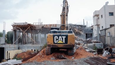 Photo of هدم مبنى في حي الجواريش بالرملة