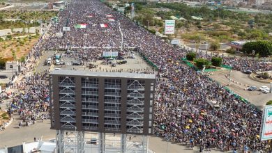 Photo of آلاف اليمنيين يتظاهرون بجامعة صنعاء تأكيدا لمواصلة دعم غزة