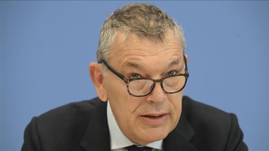 Photo of لازاريني: فلسطينيو غزة بين القتل قصفا والموت تجويعا