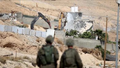 Photo of إسرائيل تهدم منشآت بالضفة ومستوطنون يمنعون فلسطينيين من العودة لأرضهم