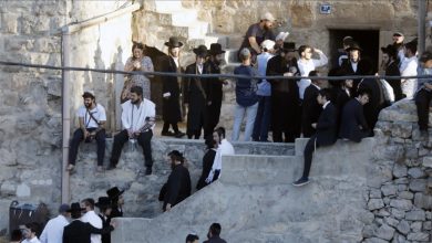 Photo of الضفة.. مستوطنون يشرعون بإقامة بؤرة استيطانية غرب الخليل
