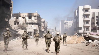 Photo of جنود إسرائيليون يتسابقون على قنص فلسطيني أعزل بغزة (فيديو)