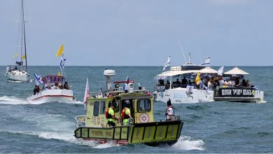 Photo of عائلات الأسرى الإسرائيليين يبحرون إلى قبالة غزة للمطالبة بالإفراج عنهم