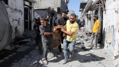 Photo of شهداء بالقصف والتجويع ونزوح الآلاف من مدينة غزة