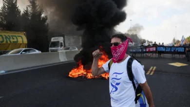 Photo of إسرائيل تشهد شللاً جزئياً في “إضراب عائلات الأسرى”: احتجاجات واسعة وإغلاق طرقات للمطالبة بصفقة تبادل