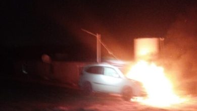 Photo of مستوطنون يحرقون مركبات ومساكن في مسافر يطا والعرجات ويجبرون العائلات على النزوح مجددًا