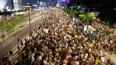 Photo of اعتقالات واشتباكات بين الشرطة ومتظاهرين بتل أبيب وأمهات الأسرى يتوعدن نتنياهو بالملاحقة