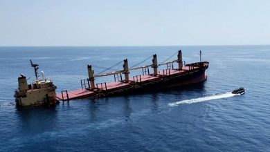 Photo of هجوم حوثي يشعل النار بسفينة شحن في خليج عدن ويصيب 2 من طاقمها
